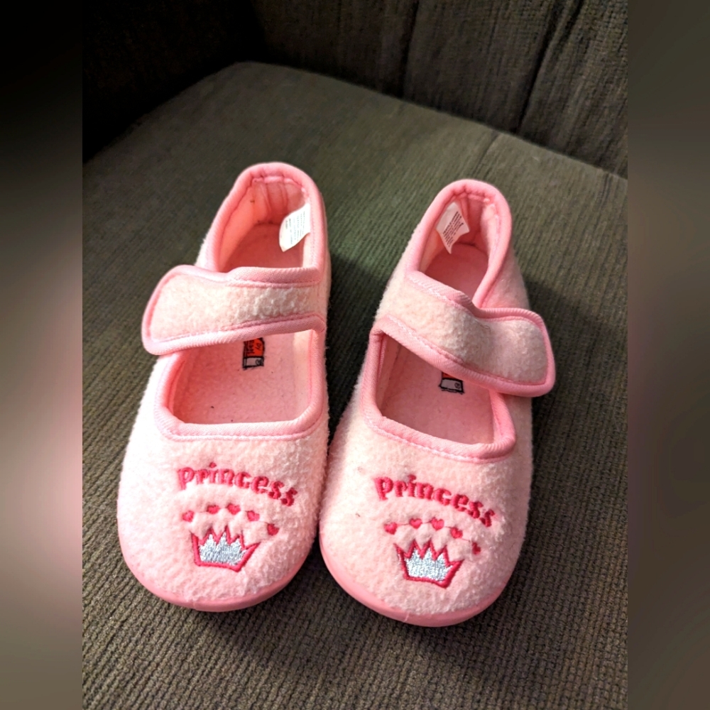 Ragg Toddler slippers with silicone soles. Size 10.